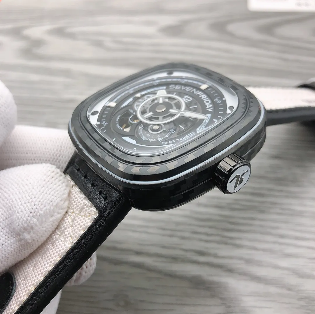 【Authentic Tmall】💰1640! SEVENFRIDAY Seven Fridays P6C/07 🎮The ice and snow storm is coming, the white carbon fiber frost is sweeping across, step on the accelerator, and take you towards the cool fashion! 1⃣️Lacquered hour markers, silver-white outer ring dial. The all-white color scheme is extremely pure. Carry out the cool temperament to the end. 2⃣️The hour and minute hands are coated with white luminous coating. Wherever the eyes meet, the light is hidden in the wrist. 3⃣️The bezel, dynamic ring, and the 12_2 area of ​​the inner ring are all made of carbon fiber and equipped with a screw-in crown. It is as light as snow and as hard as iron, so it can travel lightly in winter. 🎮4⃣️The front of the strap is made of white competition-grade safety belt nylon material. It rushes forward and is not afraid of hard steel. It is lined with black velvet and provides a comfortable wearing experience. The size of the watch is 47.6mmx47mm, and it uses the original Japanese Citizen 82s7 automatic movement. Equipped with NFC chip sensor authentication.